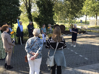 002 Bloemenleggen bij gedenkteken Marienheem