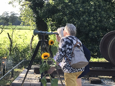 003 Bloemenleggen bij gedenkteken Marienheem