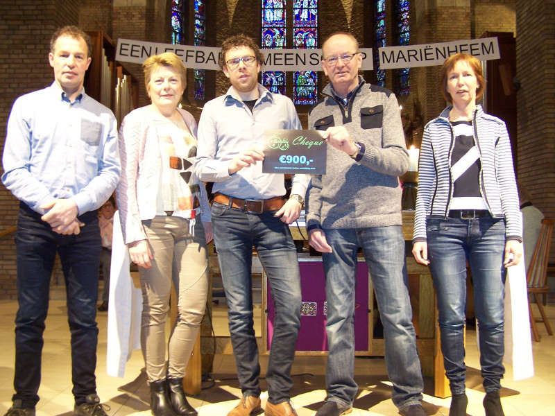 Uitreiking cheque kerstshow 2015 Mariënheem