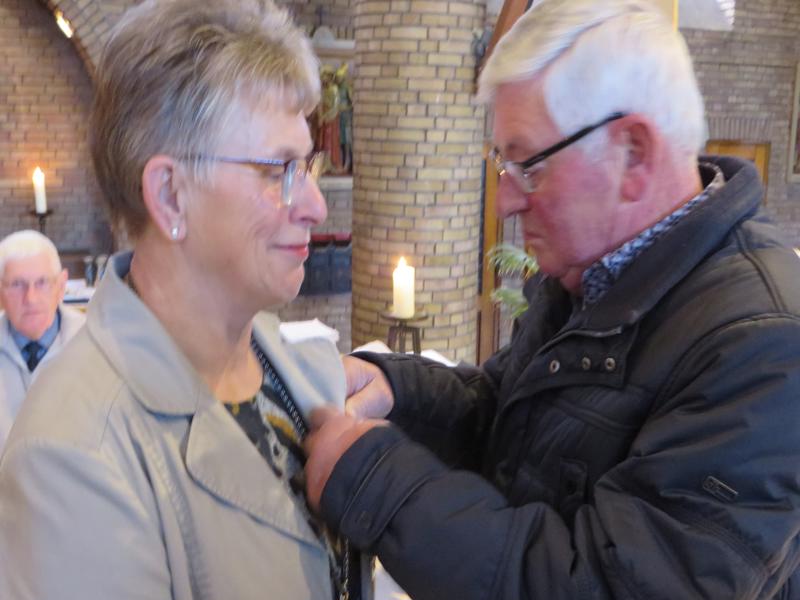 Jan Voorhorst speld insigne op bij Mariet